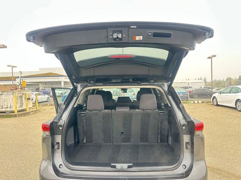 Used 2025 Toyota Highlander LE image 32