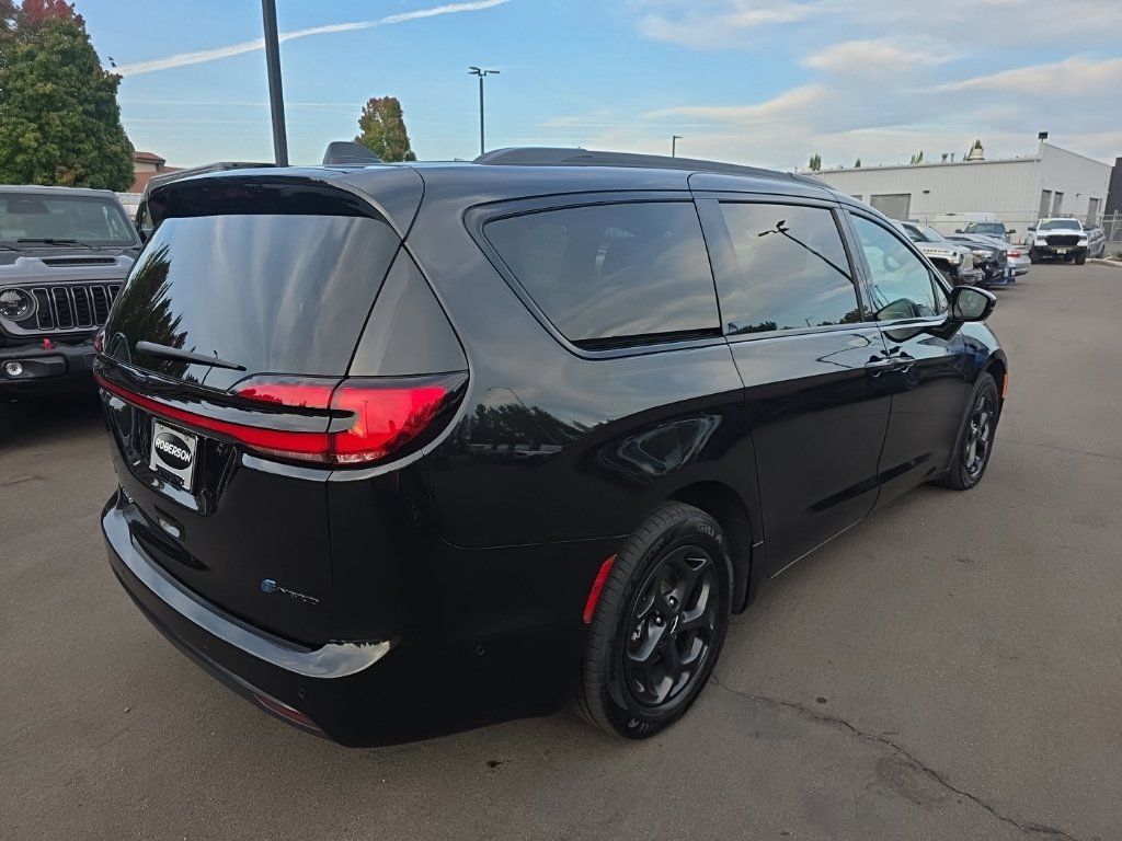 Used 2023 Chrysler Pacifica Limited w/ S Appearance Package FWD image 5