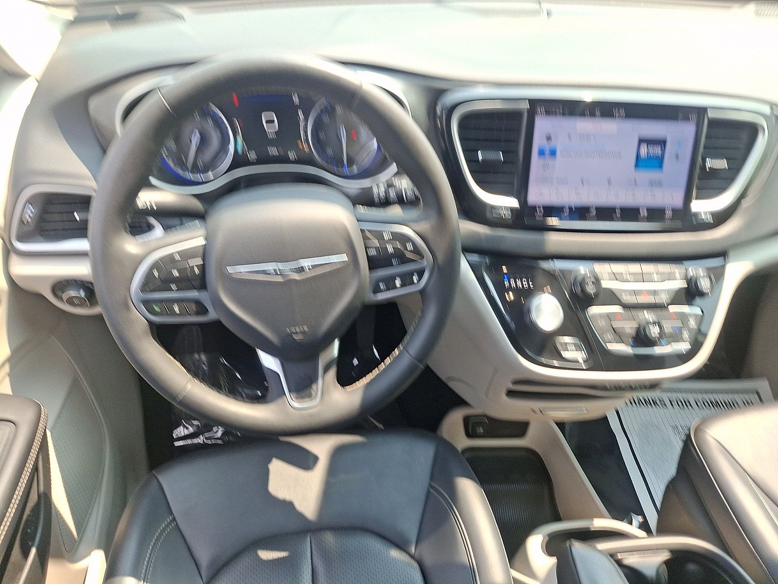 Used 2024 Chrysler Pacifica Touring-L FWD image 13