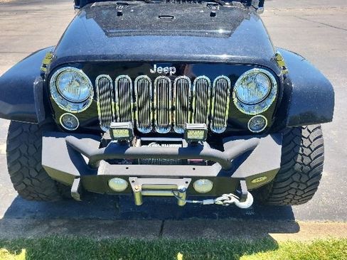 Used 2015 Jeep Wrangler Unlimited Sahara w/ Connectivity Group AWD/4WD image 6