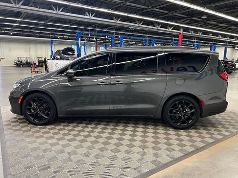 Used 2022 Chrysler Pacifica Touring-L w/ S Appearance Package FWD image 6