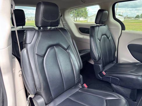 Used 2023 Chrysler Pacifica Touring-L FWD image 27