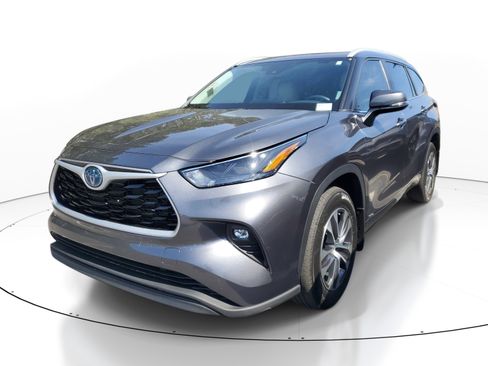 Used 2023 Toyota Highlander XLE image 3