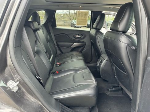 Used 2022 Jeep Cherokee Limited image 24