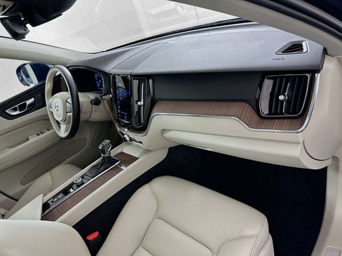 Used 2021 Volvo XC60 T5 Momentum w/ Premium Package image 29