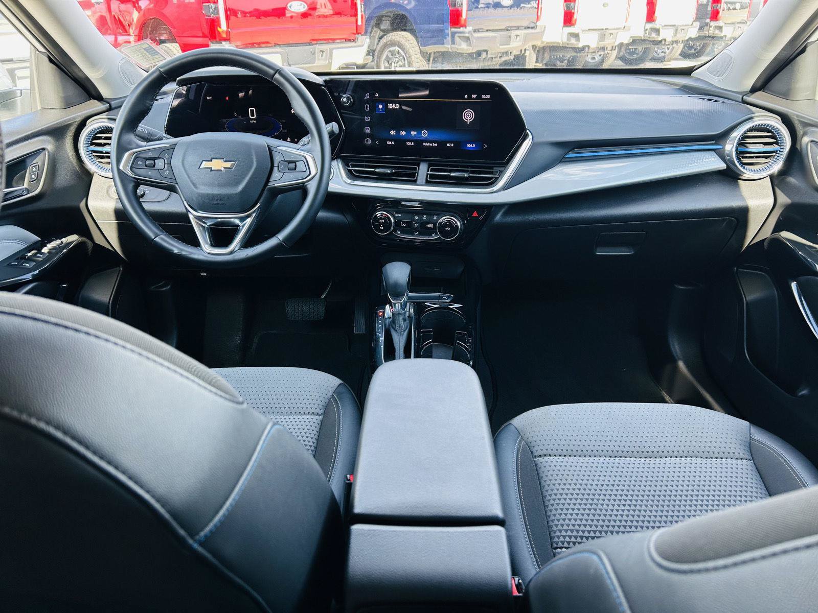Used 2025 Chevrolet Trax LT w/ LT Convenience Package FWD image 22