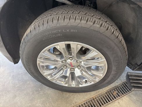 Used 2025 GMC Yukon XL Denali w/ Sun & Power Step Package image 31