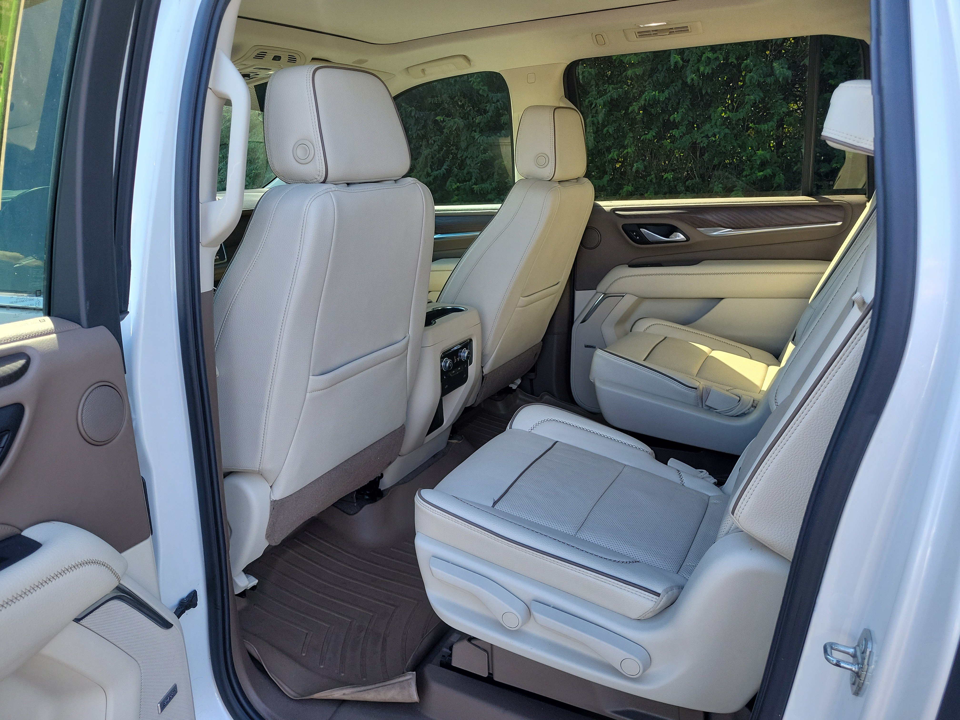 Used 2021 GMC Yukon XL Denali w/ Denali Premium Package AWD/4WD image 13
