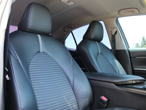Used 2018 Toyota Camry SE FWD image 8