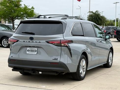 Used 2022 Toyota Sienna XLE Woodland Edition AWD/4WD image 4