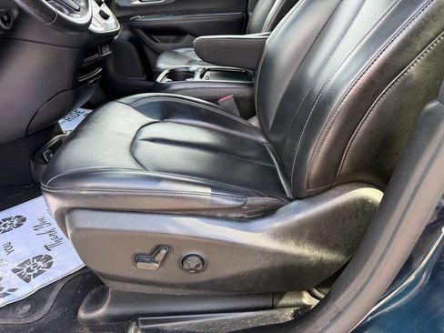 Used 2023 Chrysler Pacifica Touring-L w/ S Appearance Package FWD image 13