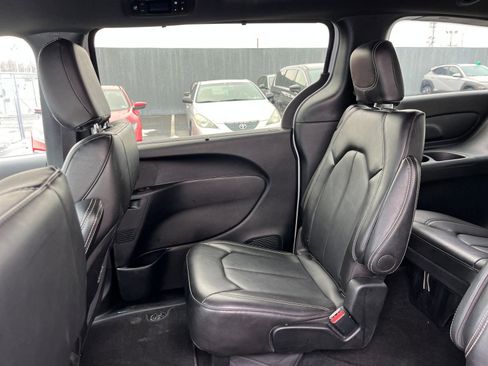Used 2025 Chrysler Pacifica Select image 42