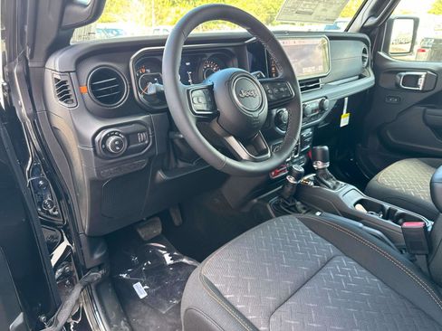 New 2025 Jeep Gladiator Mojave w/ Convenience Group image 9