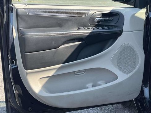 Used 2014 Chrysler Town & Country Touring-L w/ Driver Convenience Group FWD image 14