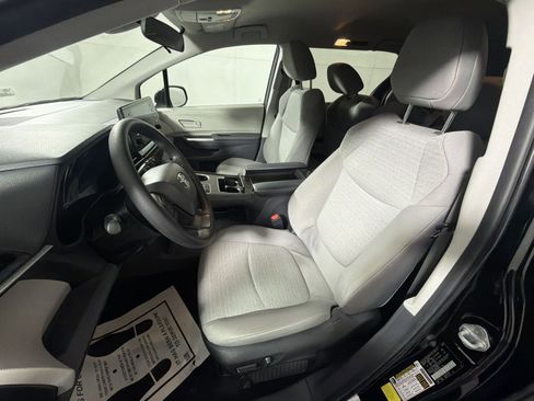 Used 2024 Toyota Sienna LE image 13