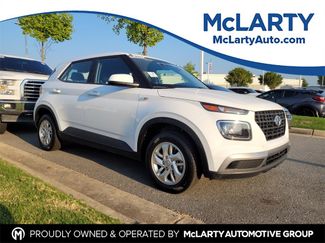 Used 2022 Hyundai Venue SE image 1