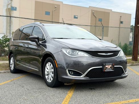 Used 2018 Chrysler Pacifica Touring-L FWD image 3