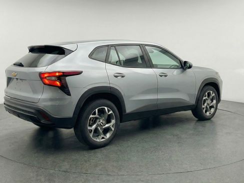 Used 2025 Chevrolet Trax LT FWD image 9