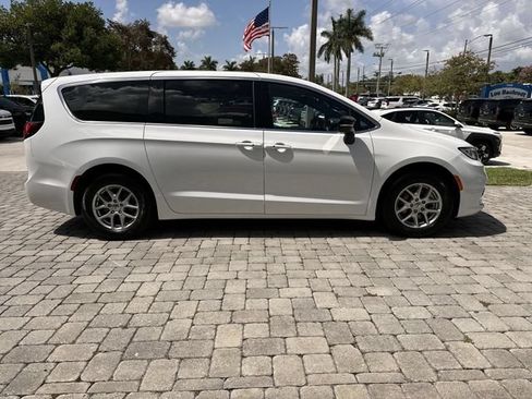 Used 2024 Chrysler Pacifica Touring FWD image 14