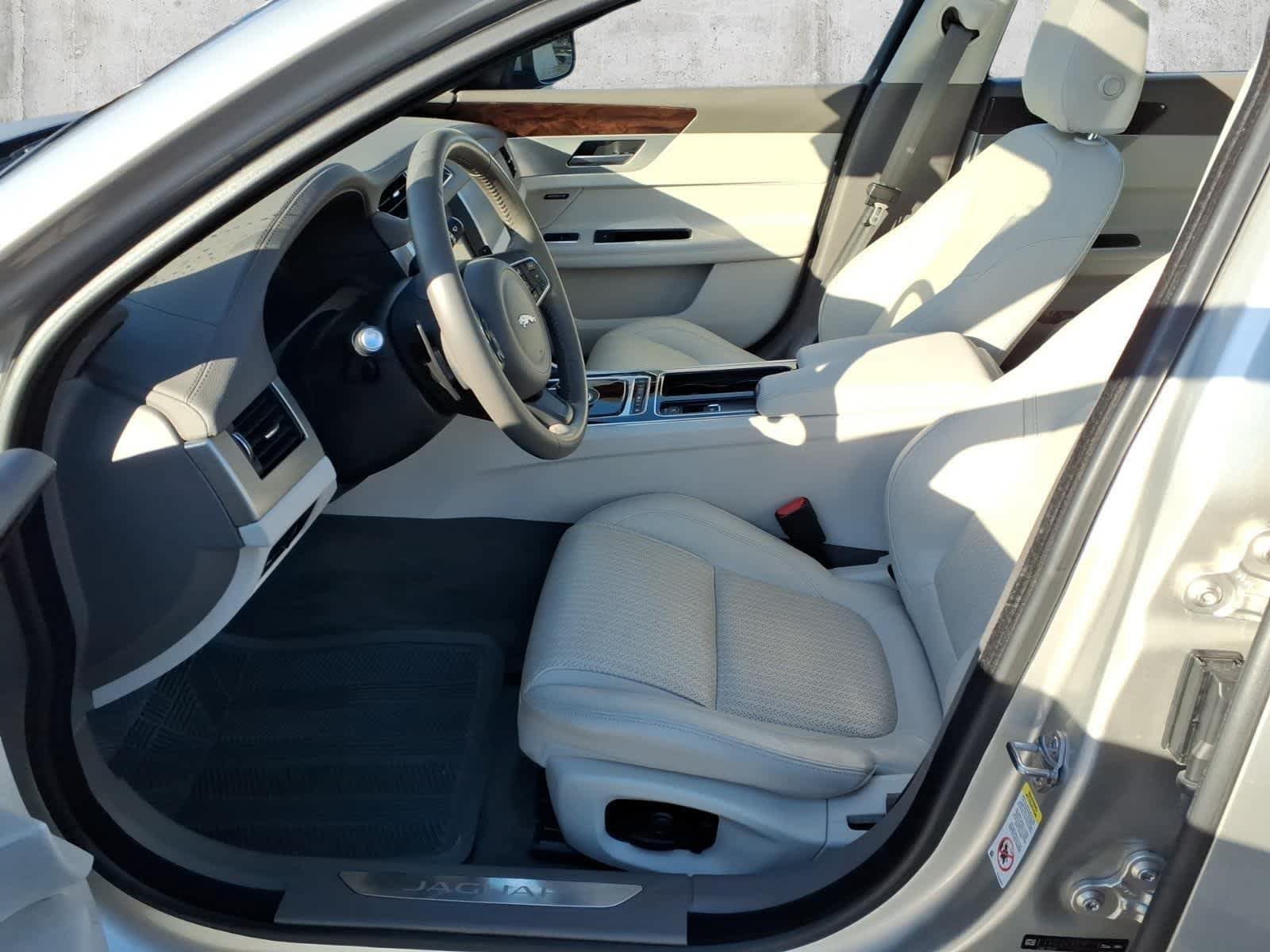 Used 2017 Jaguar XF Prestige RWD image 4