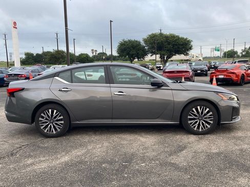Used 2025 Nissan Altima 2.5 SV FWD image 3