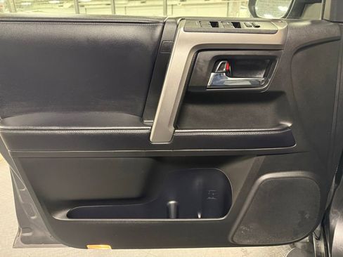 Used 2017 Toyota 4Runner SR5 AWD/4WD image 8