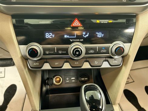 Used 2020 Hyundai Elantra SEL image 16