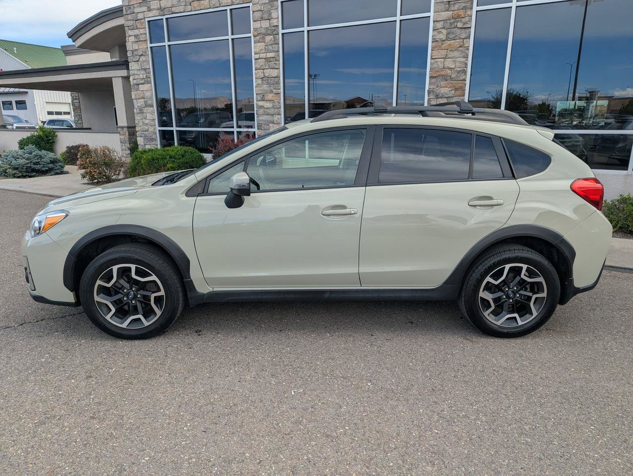 Used 2017 Subaru Crosstrek 2.0i Limited AWD/4WD image 2
