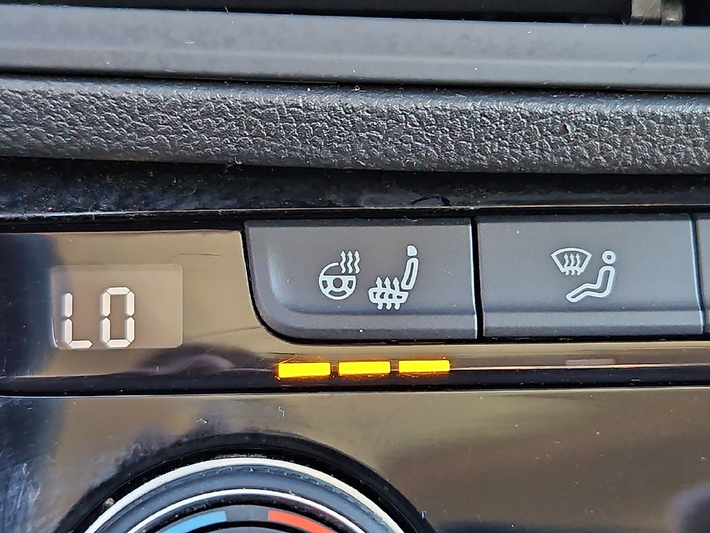 Used 2021 Volkswagen Jetta SE w/ SE Cold Weather Package FWD image 18