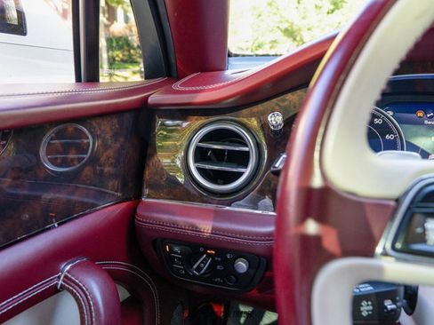 Used 2019 Bentley Bentayga image 21