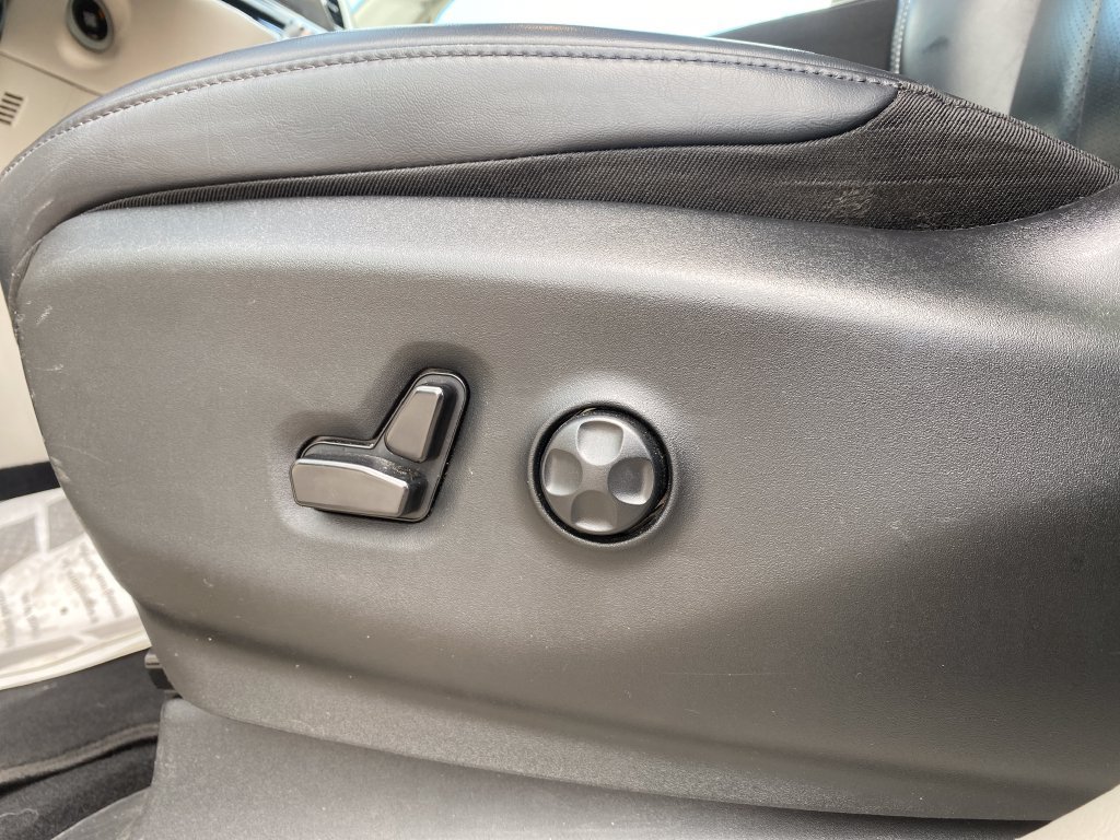 Used 2023 Chrysler Pacifica Touring-L FWD image 32