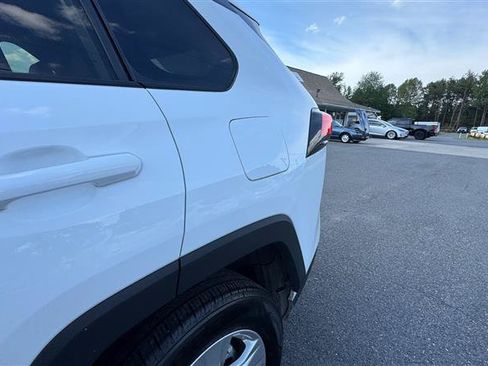 Used 2021 Toyota RAV4 XLE AWD/4WD image 16