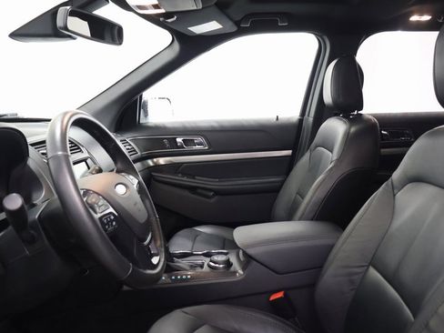 Used 2018 Ford Explorer XLT w/ Equipment Group 202A image 13