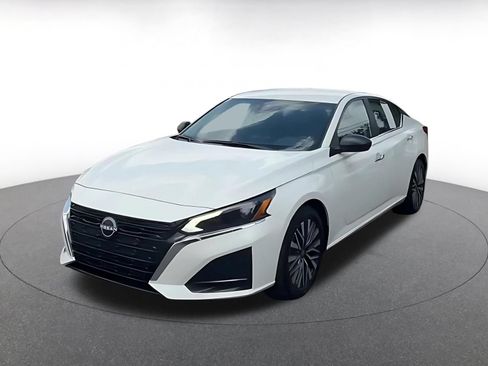 Used 2025 Nissan Altima 2.5 SV FWD image 7