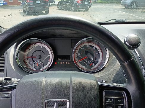 Used 2016 Dodge Grand Caravan SXT FWD image 25