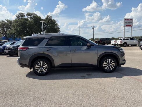 Used 2024 Nissan Pathfinder SL FWD image 4