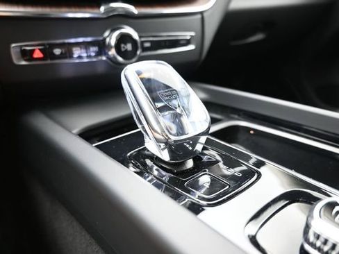 Used 2023 Volvo XC60 B5 Ultimate w/ Climate Package FWD image 13