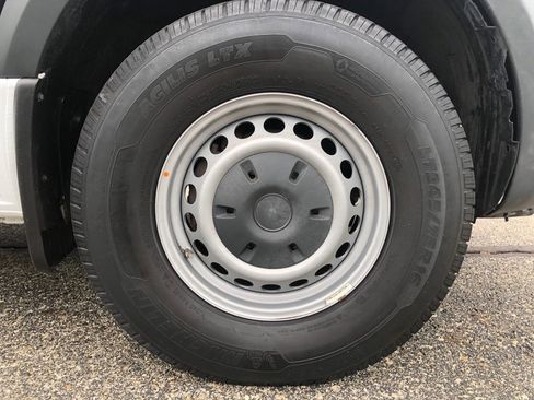 Used 2019 Freightliner Sprinter 2500 w/ Driver Convenience Package image 9