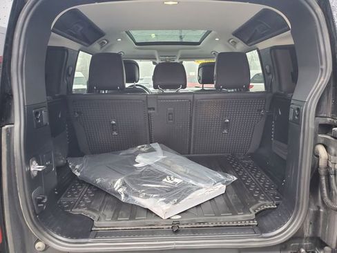 Used 2024 Land Rover Defender 110 S image 8