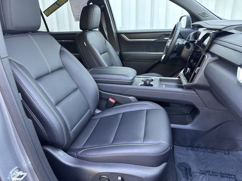 Used 2025 GMC Acadia Elevation w/ Elevation Premium Package AWD/4WD image 18