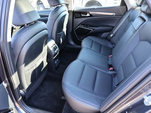 Used 2018 Kia Cadenza Limited w/ Paint Protection Package image 18