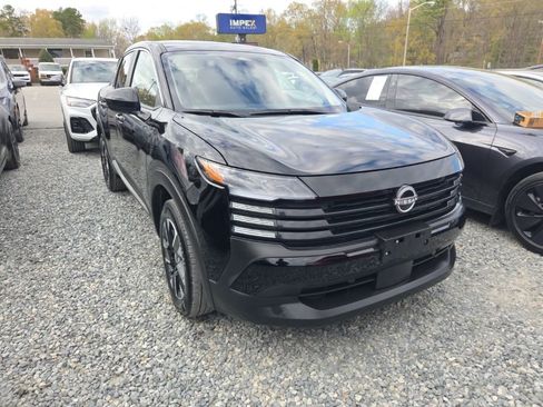 Used 2025 Nissan Kicks SV image 2