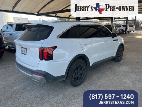 Used 2025 Kia Sorento S image 4
