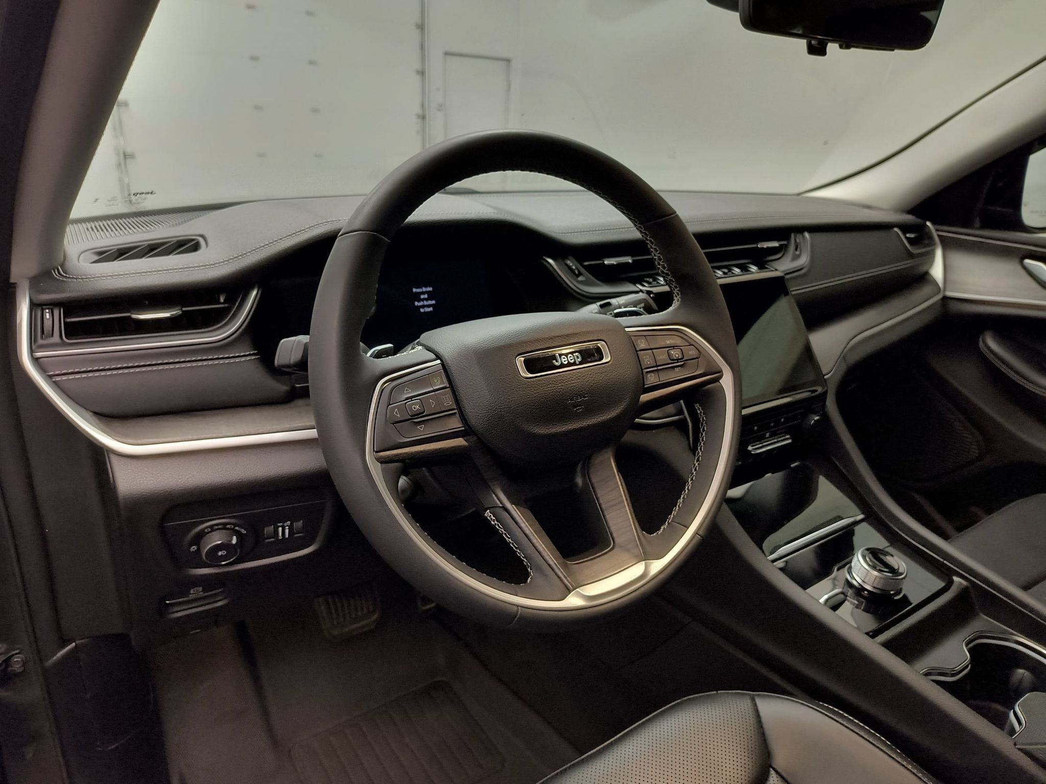 Used 2023 Jeep Grand Cherokee L Limited w/ Luxury Tech Group II AWD/4WD image 4