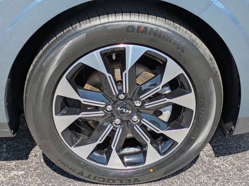 Certified 2023 Kia Carnival EX FWD image 9