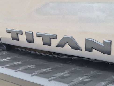 Used 2018 Nissan Titan SV w/ SV Convenience Package RWD image 6