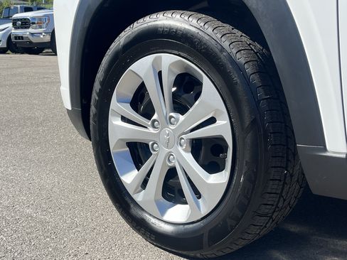 Used 2025 Chevrolet Trax RS FWD image 11