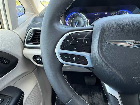 Used 2023 Chrysler Pacifica Touring-L FWD image 20