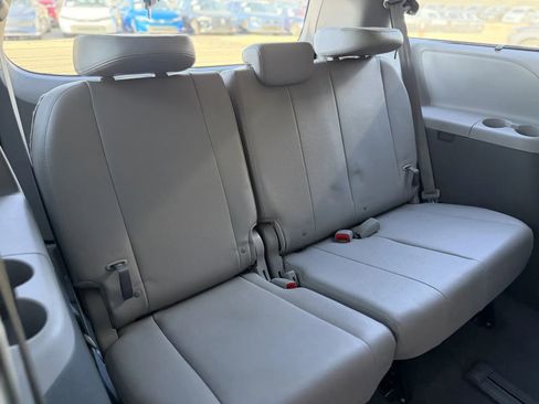 Used 2019 Toyota Sienna XLE w/ XLE Navigation Package FWD image 22
