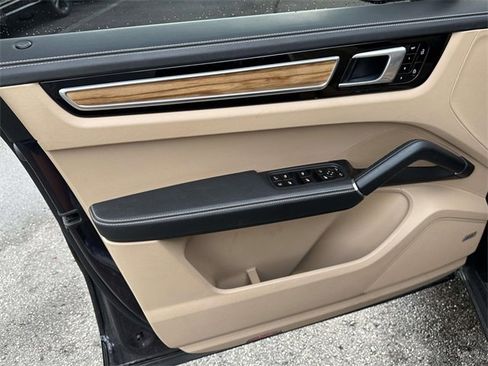 Used 2019 Porsche Cayenne E-Hybrid image 19